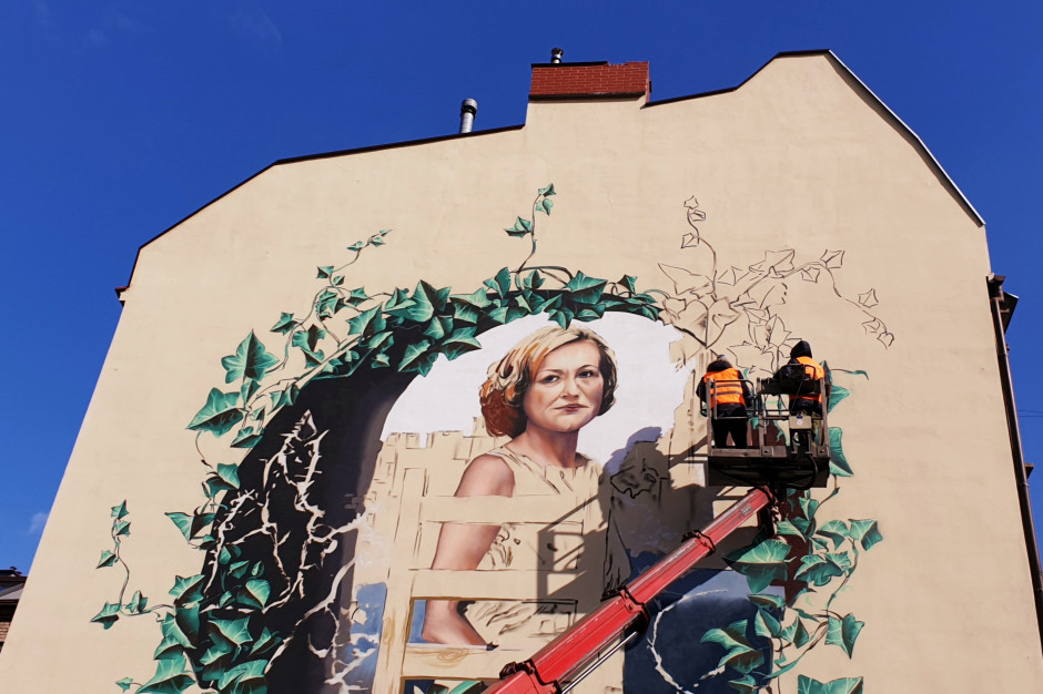 Krystyna Bochenek zasłynęła jako dziennikarka promująca zdrowie. Fot. Katarzyna Gubała/PTWP Mural przedstawiający Krystynę Bochenek powstaje w Katowicach