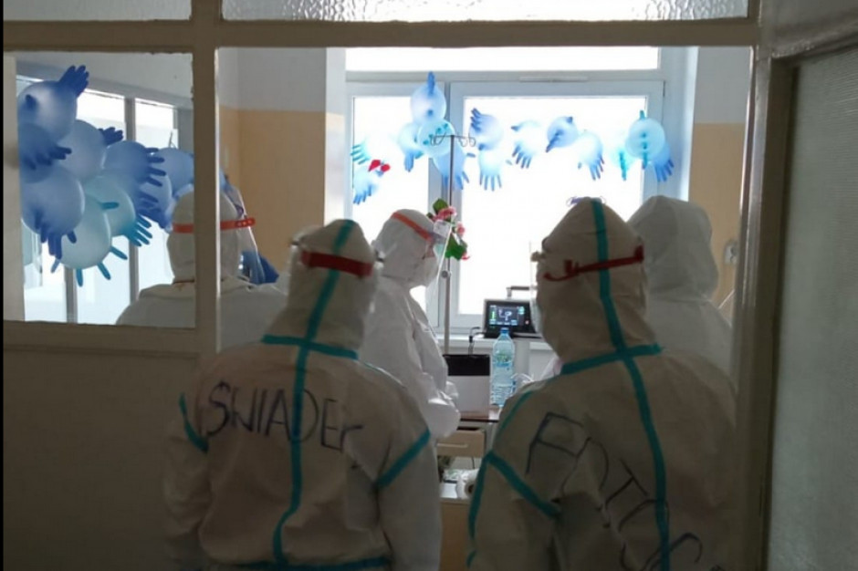 Świadkami w czasie ślubu byli: pielęgniarka i fotograf. Foto: Facebook Niezwykłe wydarzenie na oddziale szpitalnym na Pomorzu. Para wzięła ślub