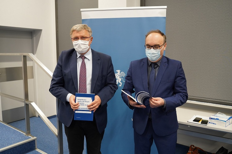 Na zdjęciu: Prof. Mariusz Gąsior (od lewej) i prof. Jerzy Jaroszewicz - redaktorzy publikacji; FOTO: PTWP Powstała książka o leczeniu Post-Covid-19. Autorami są naukowcy z SUM