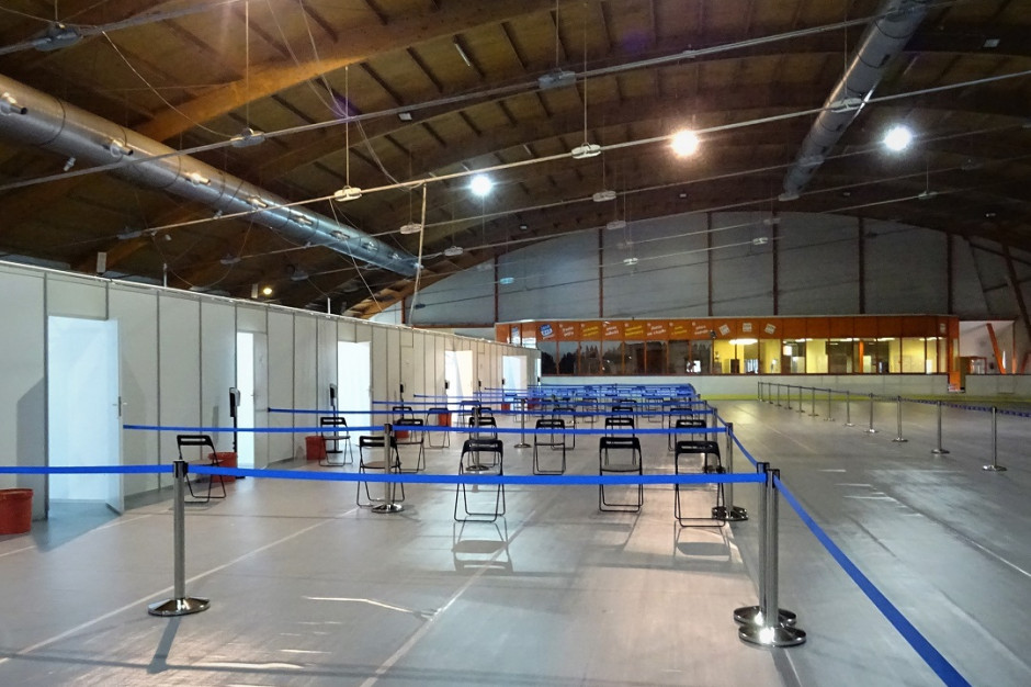 Każdego dnia przy Akademickiej 29 w Gliwicach będzie można zaszczepić przeciw COVID-19 nawet trzy tysiące osób. Fot. Szpital Miejski w Gliwicach Śląskie: na lodowisku powstaje punkt szczepień - przepustowość dzienna to 3 tys. osób