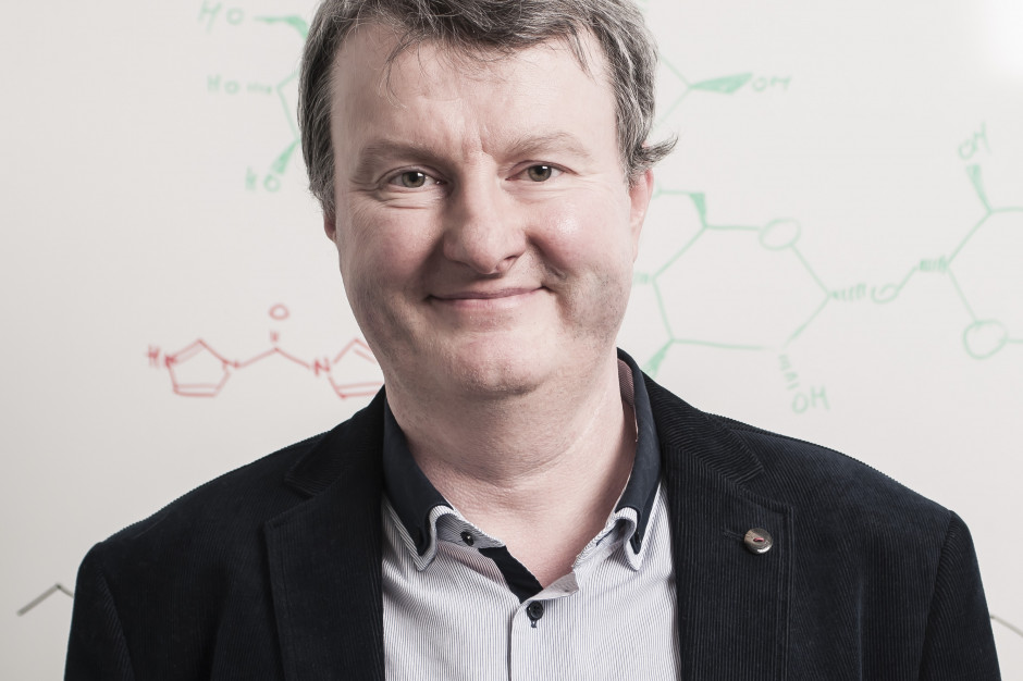 Prof. Tomasz Ciach: nowa technologia umożliwia zwiększenie ilości dostarczanego leku do komórek rakowych. FOT. Mat. prasowe PolEpi - polska terapia na raka jajnika wchodzi w fazę produkcji w standardzie GMP