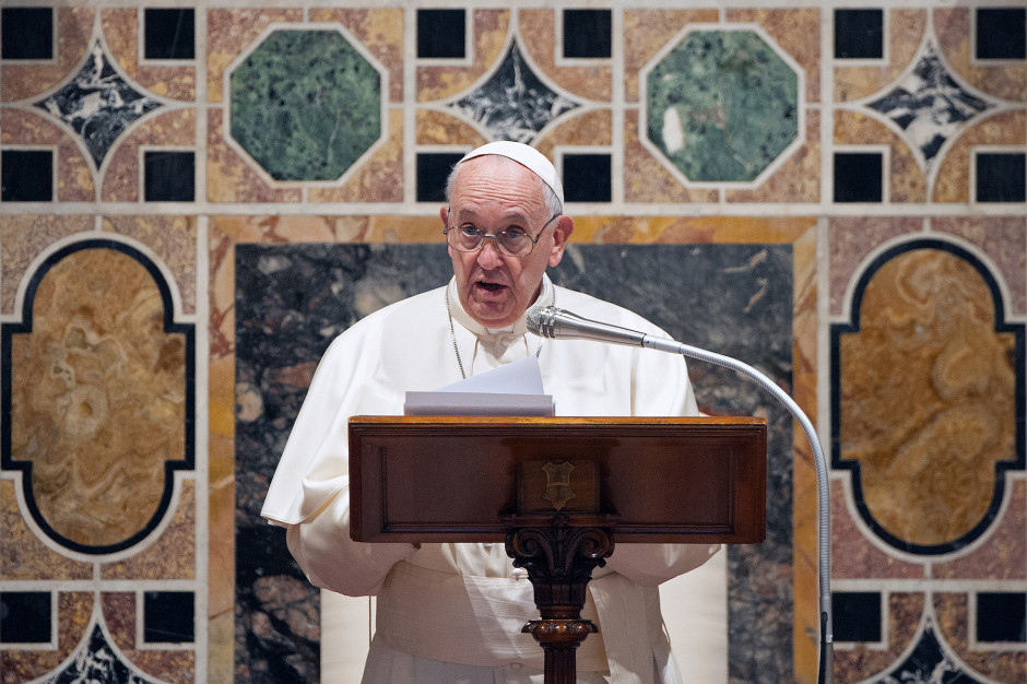 Papież Franciszek w wielkanocnym orędziu wezwał wspólnotę międzynarodową do działań, by przezwyciężyć opóźnienia w dystrybucji szczepionek. Fot. Shutterstock Papież wzywa do przezywciężenia opóźnień w dystrybucji szczepionek