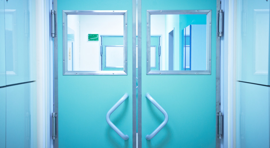 Rozległe zabiegi resekcyjne są możliwe dzięki pakietowi onkologicznemu DiLO - powiedział dr Michał Karpiński. Fot. Shutterstock W Łodzi przeprowadzono operację resekcji kości udowej. Usuniętą kość zastąpiono protezą