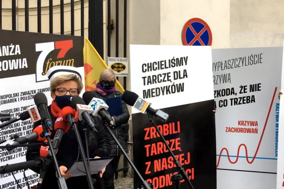 Krystyna Ptok, na zdj. przewodnicząca OZZPiP i szefowa branży ochrona zdrowia w Forum Związków Zawodowych. Fot. screen Protest zawodów medycznych przed MZ. "Nie będzie medyków, nie będzie leczenia"