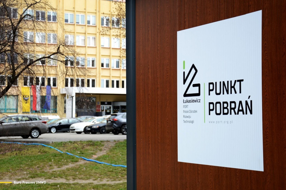 Nowy punkt wymazowy we Wrocławiu mieści się na parkingu siedziby Urzędu Marszałkowskiego Województwa Dolnośląskiego przy ul. Mazowieckiej. Fot. UMWD Wrocławianie mają nowy punkt pobrań w formule walk-thru
