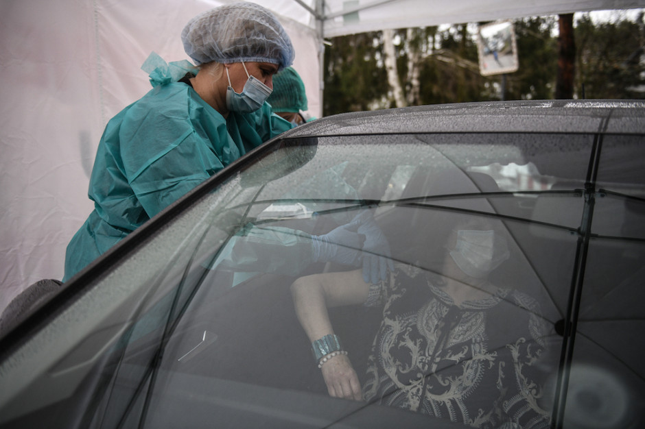 Ruszają pierwsze punkty szczepień drive-thru; Fot. KPRM/Twitter Dworczyk: w drugiej połowie maja ruszą punkty szczepień w aptekach, pierwsze drive-thru już są