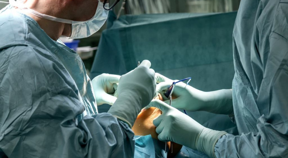 Warszawa: ortopedzi z WUM wykonali nowatorskie wszczepienie podwójnej endoprotezy