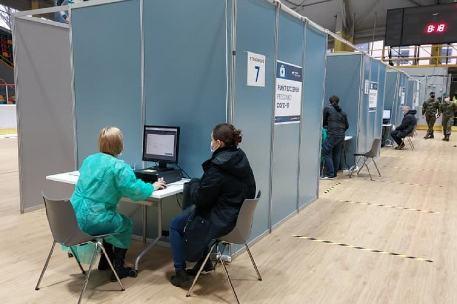 Punkt szczepień w Opolu na lodowisku Toropol. Fot. Sławomir Kłosowski Wojewoda OpolskiFot. Sławomir Kłosowski Wojewoda Opolski Pierwszy punkt szczepień powszechnych na Opolskim już działa. Wkrótce kolejne