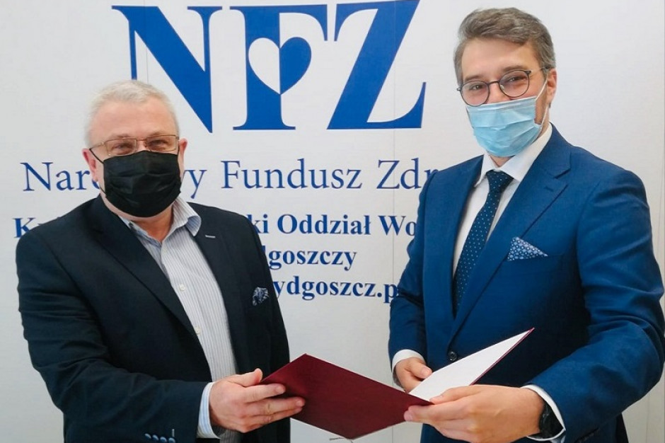 Jan Gessek jest ekspertem ds. zdrowia publicznego. Powołanie na fotel szefa oddziału Funduszu wręczył mu Bernard Waśko, z-ca prezesa NFZ ds. medycznych. Fot. NFZ/Twitter Nowy szef oddziału NFZ w Bydgoszczy karierę rozpoczynał w ratownictwie medycznym