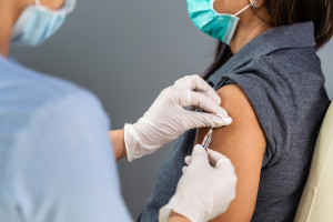 Amerykańscy eksperci ostrzegają osoby niezaszczepione przed wysokim ryzykiem zakażenia Covid-19
