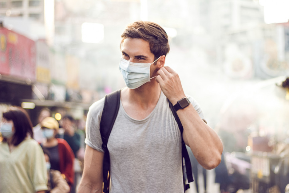 Co z noszeniem masek na zewnątrz? Decyzje wkrótce Fot. Shutterstock Prof. Parczewski: zostawiłbym obowiązek noszenia maseczek m.in. na przystankach