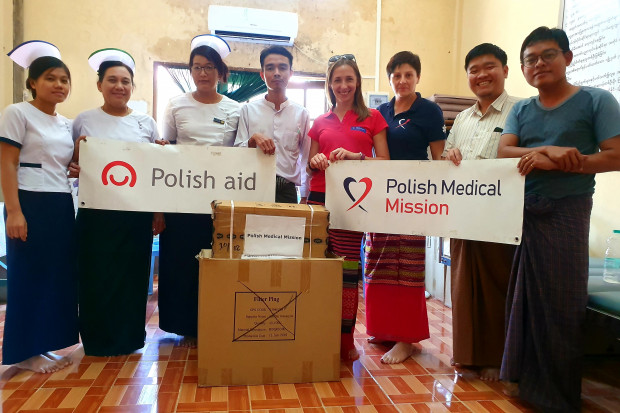 Mjanma 2019 - na zdjęciu personel szpitala w Wakema w delcie Irawadi. Od prawej dr Ko Ko Lynn, dr Myat Thu Kyaw , dr Renata Popik, dr Justyna Leszczuk, medical oficer (odpowiednik felczera) i miejscowe pielęgniarki. Fot. a arch. R. Popik