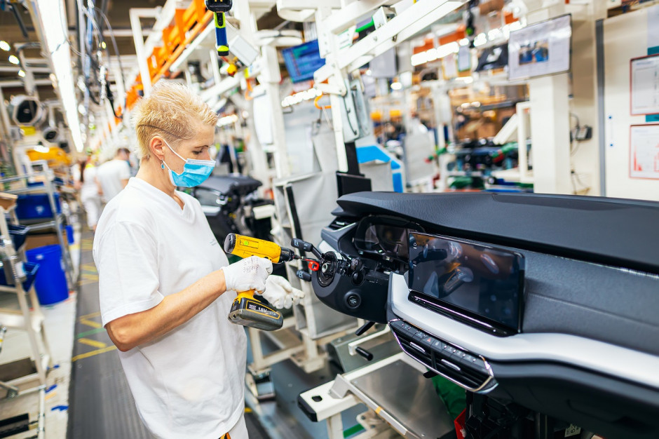 Szczepienia przeciw Covid-19 w zakładach pracy są przewidziane tylko dla przedsiębiorstw powyżej 500 osób. Fot. Shutterstock Będą szczepić również rodziny pracowników dużych firm?
