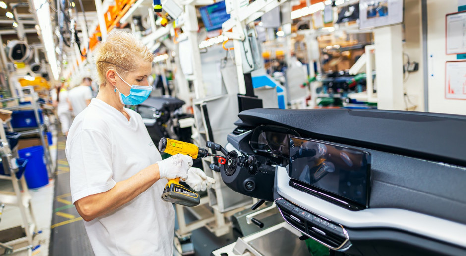 Szczepienia przeciw Covid-19 w zakładach pracy są przewidziane tylko dla przedsiębiorstw powyżej 500 osób. Fot. Shutterstock Będą szczepić również rodziny pracowników dużych firm?