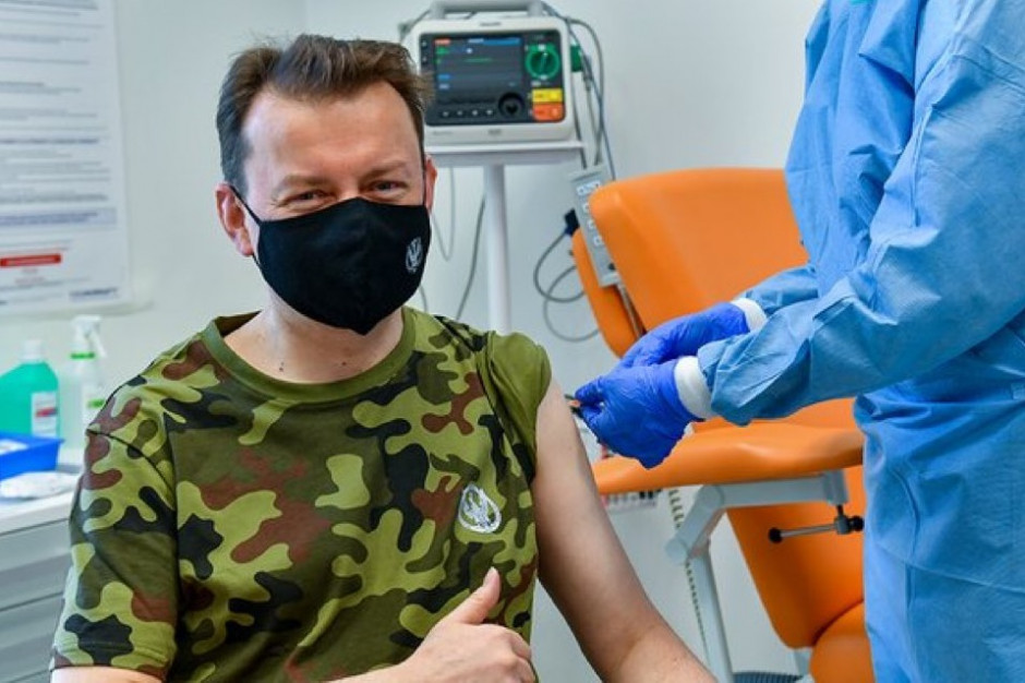 Szef MON podczas szczepienia pierwszą dawką szczepionki AstraZeneca. Fot. Mariusz Błaszczak/Twitter Minister Błaszczak zaszczepił się szczepionką AstraZeneca