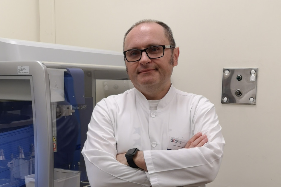 Prof. Artur Kowalik, kierownik Zakładu Diagnostyki Molekularnej ŚCO: - CAR-T to bardzo efektywna terapia opracowywana każdorazowo dla konkretnego pacjenta i konkretnego typu nowotworu. Fot. ŚCO Polska terapia CAR-T - w ŚCO w Kielcach pracują nad kluczowym elementem