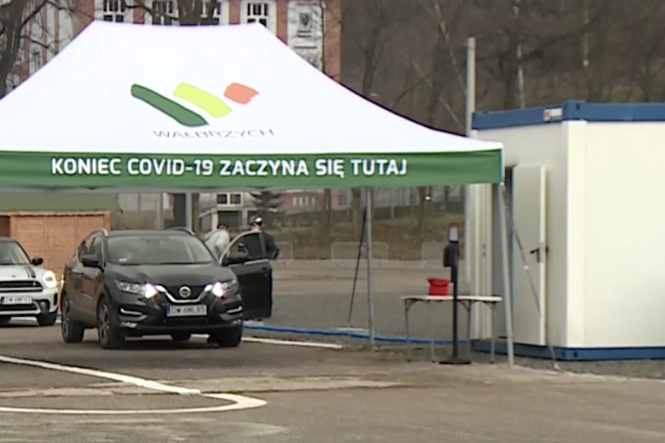 Punkt szczepień drive-trhu w Wałbrzychu. Szczepienia przeciw COVID-19 będą tu obowiązkowe?; FOT. Twitter Obowiązkowe szczepienia przeciw COVID-19 - czy będą wdrożone w Wałbrzychu?