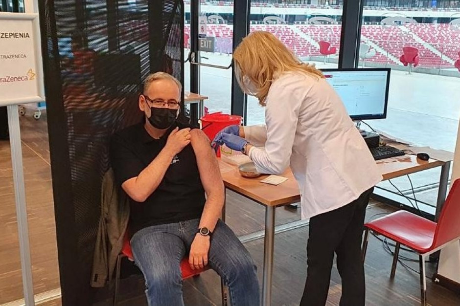Adam Niedzielski zaszczepił się przeciw Covid-19. Fot. MZ/Twitter Minister Niedzielski się zaszczepił. Jakim preparatem?