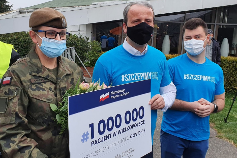 Milionową zaszczepioną jest szeregowa Katarzyna Cyprych z 125 batalionu z Leszna. Fot. Zieliński Michał - Wojewoda Wielkopolski/Twitter W Poznaniu limit dzienny szczepień przeciw Covid-19 wyczerpał się około godz. 12