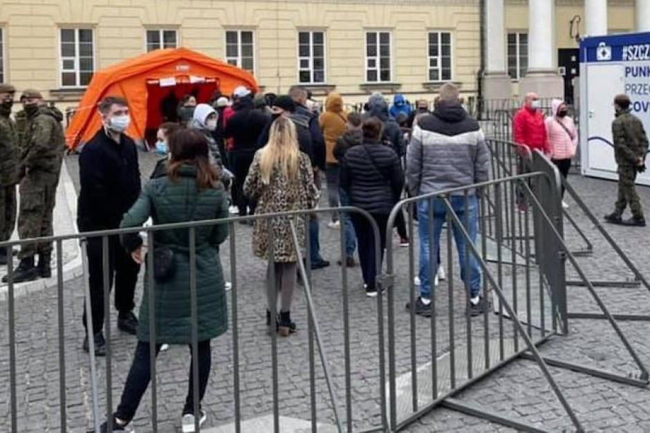 W Warszawie także w niedzielę nie zabrakło chętnych do szczepienia w ramach akcji "Zaszczep się w majówkę". Fot: Mazowiecki Urząd Wojewódzki Wielka majówka ze szczepionką w tle. Chętnych nie brakuje, nie zraża ich nawet deszcz