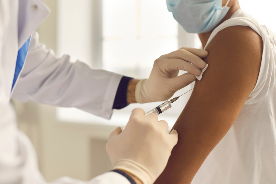 W całej Polsce pracodawcy zgłosili ponad 600 tys. pracowników. Fot. Shutterstock Szczepienia w zakładach pracy bardzo pożądane. 700 firm zgłosiło chęć udziału