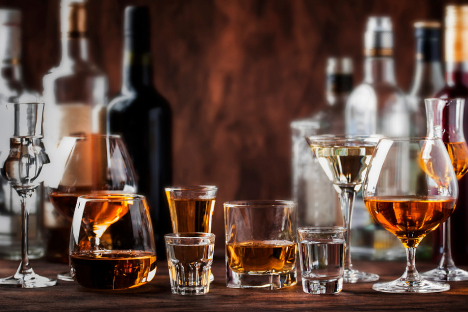 Alkohole inne niż piwo i wódka, a zatem wino, whisky, rum czy gin, odnotowały wzrosty sprzedaży o 8,5 proc. Fot. Shutterstock Pandemia sprawiła, że Polacy kupują mniej napojów alkoholowych