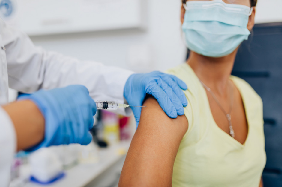 Szczepienie przeciw COVID-19 dawkami różnych różnych producentów jest bezpieczne? FOT. Shutterstock Pierwsza dawka AstraZeneki, druga Pfizera. Taką mieszanką zaszczepiono nauczycielkę