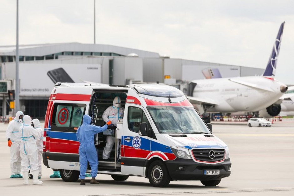 Trzy osoby ewakuowane z Delhi są zakażone indyjskim wariantem koronawirusa; FOT. Twitter Warszawa: chorzy na COVID-19 dyplomaci specjalnym samolotem wrócili z Indii