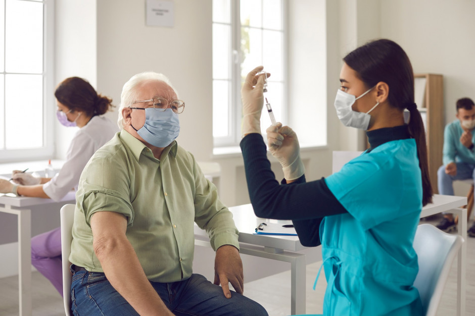 Według niektórych polityków należy rozważyć obowiązek szczepień przeciw Covid-19 w grupie 65+. Fot. Shutterstock Politycy: obowiązek szczepień na Covid-19 to nie na naturę Polaków