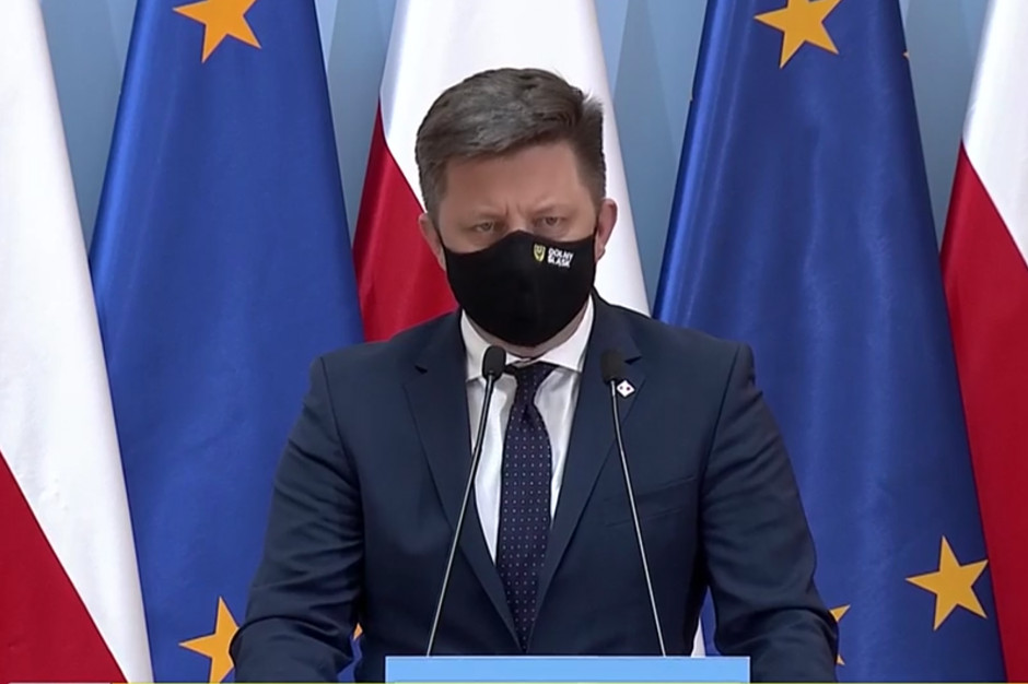 Minister Michał Dworczyk: - Jeśli osoba ma certyfikat wykonania pełnego szczepienia, nie jest wliczona do limitów. Fot. PTWP/screen Dworczyk o komuniach i weselach: tak, zaszczepieni nie wchodzą w limit