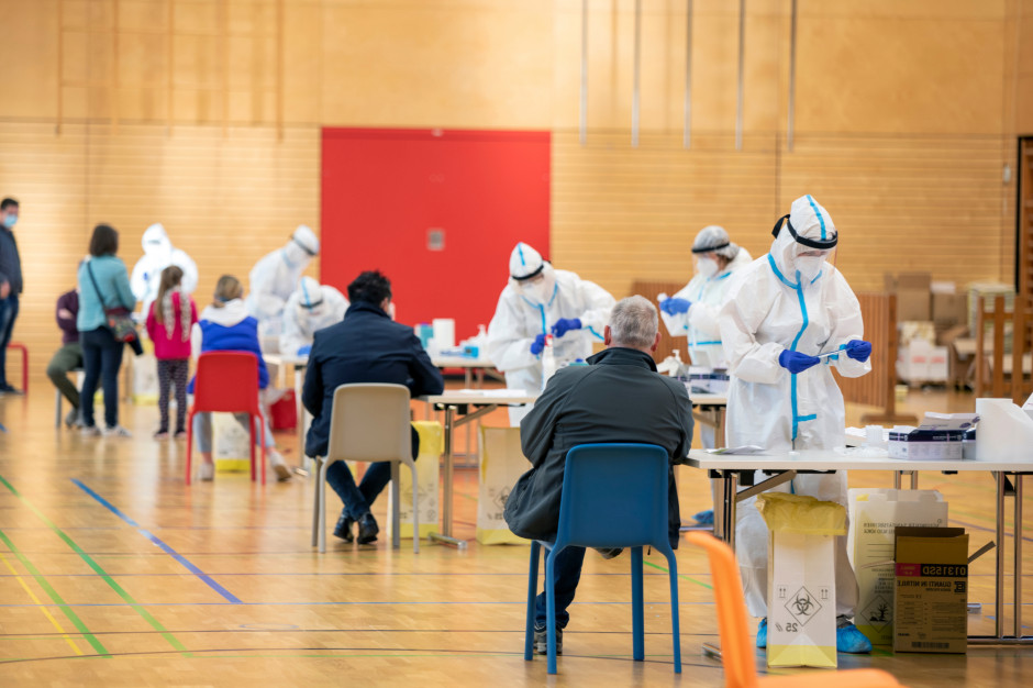 Po interwencji Rzecznika Praw Pacjenta lecznica wycofała się z podpisywania oświadczeń/ Foto: Shutterstock "Szczepienie AstraZenecką nie jest eksperymentem medycznym". Lecznica przeprasza