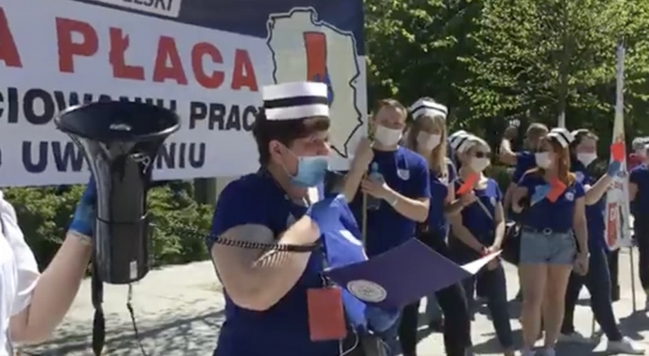 Przed Sejmem trwa protest pielęgniarek i położonych. "Jest nas za mało"