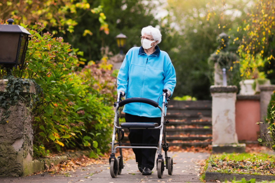 Seniorzy wykluczeni cyfrowo mogą mieć problem z otrzymaniem szczepienia. Fot. Shutterstock Dr Grzesiowski: wykluczenie komunikacyjne seniorów utrudnia szczepienia