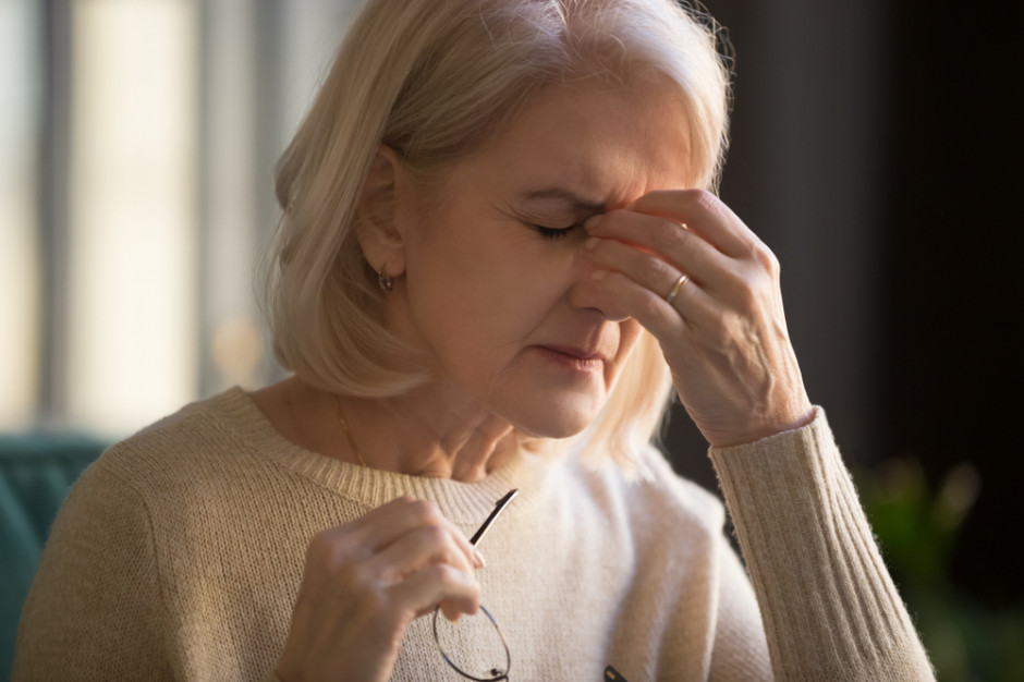 Ból głowy zgłosiło 40 proc. pacjentów. Fot Shutterstock Powikłania neurologiczne po COVID-19 sześciokrotnie zwiększają ryzyko zgonu