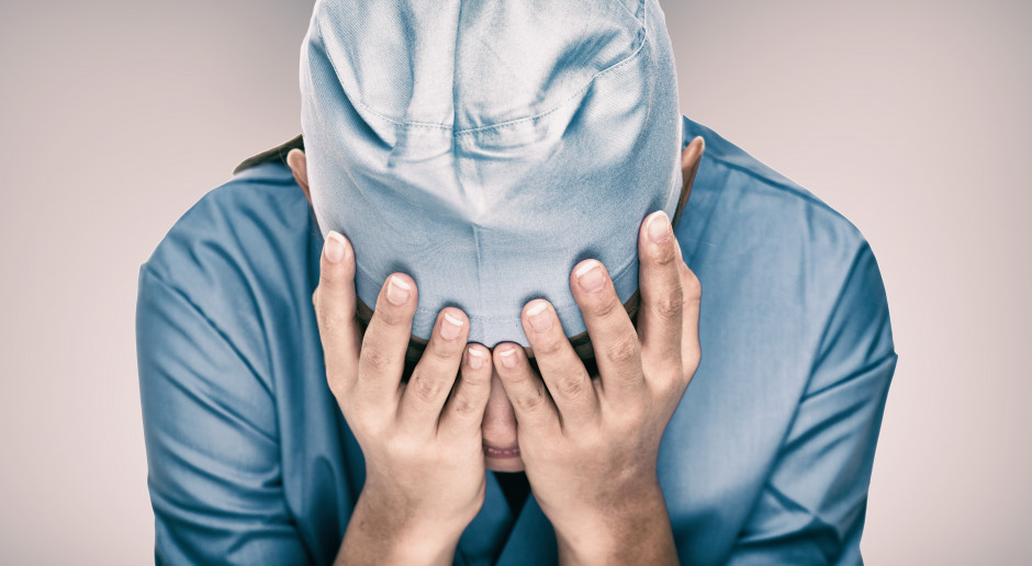 Lekarze, szczególnie starsi, z reguły długo zwlekają ze zwróceniem się po pomoc w przypadku problemów ze zdrowiem psychicznymFot. Shutterstock Pandemia COVID-19 odciska się na psychice lekarzy