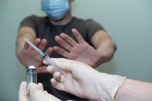Ruchy antyszczepionkowe rosną w siłę. Pandemia dała im "szansę na zwiększenie popularności"