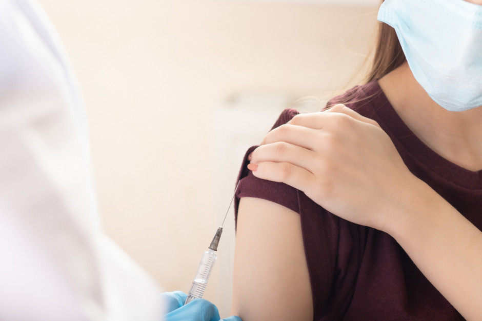 Szczepionki chronią, ale nie w stu procentach. Fot. Shutterstock Eksperci mówią, czy szczepionka chroni przed transmisją koronawirusa