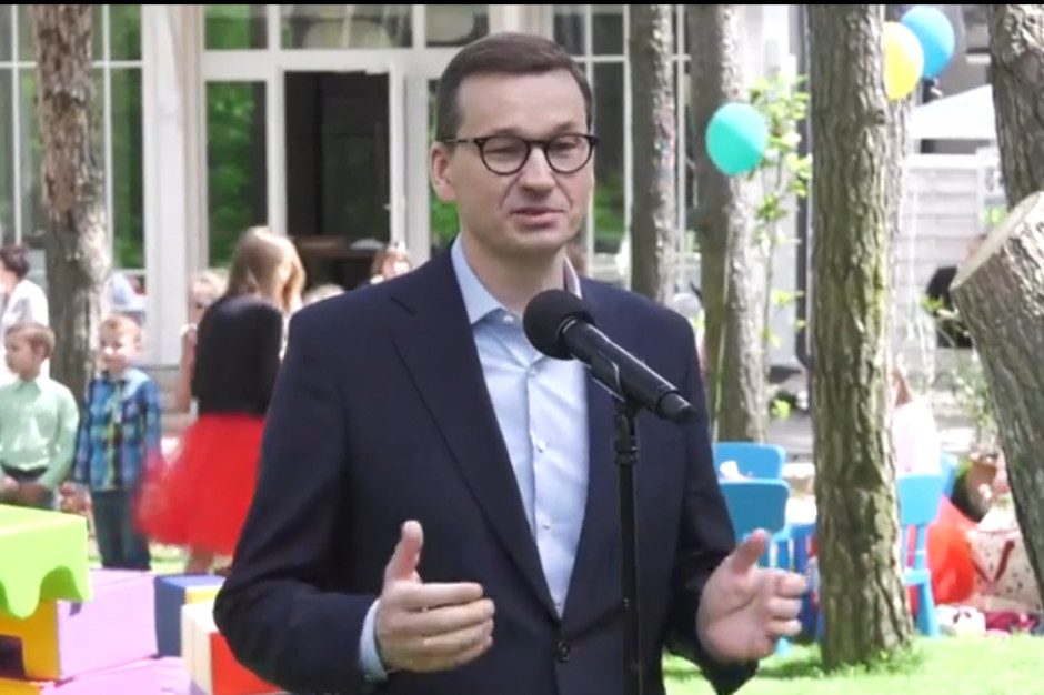 Premier Mateusz Morawiecki w Józefowie Fot. FB Morawiecki: nie jest powiedziane, że w czerwcu będziemy znosić wszystkie obostrzenia. Nie, szanowni państwo