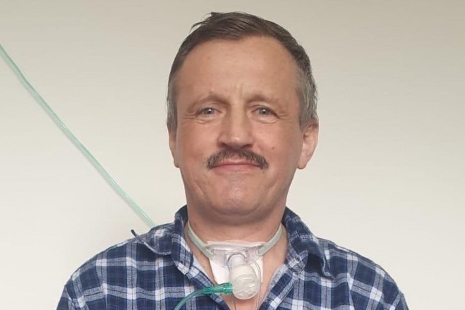 Henryk Borek, wypisany 19 kwietnia z respiratorem do domu czyje się dobrze, zarówno fizycznie jak i psychicznie. Fot. WSZ Kielce Z respiratorem do domu – to była dobra decyzja