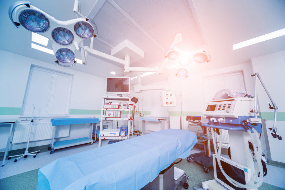 Stół operacyjny monitoruje stan ciała pacjenta podczas operacji. Fot. Shutterstock Stół operacyjny mądrzejszy od lekarzy. Pomaga ułożyć pacjenta do zabiegu