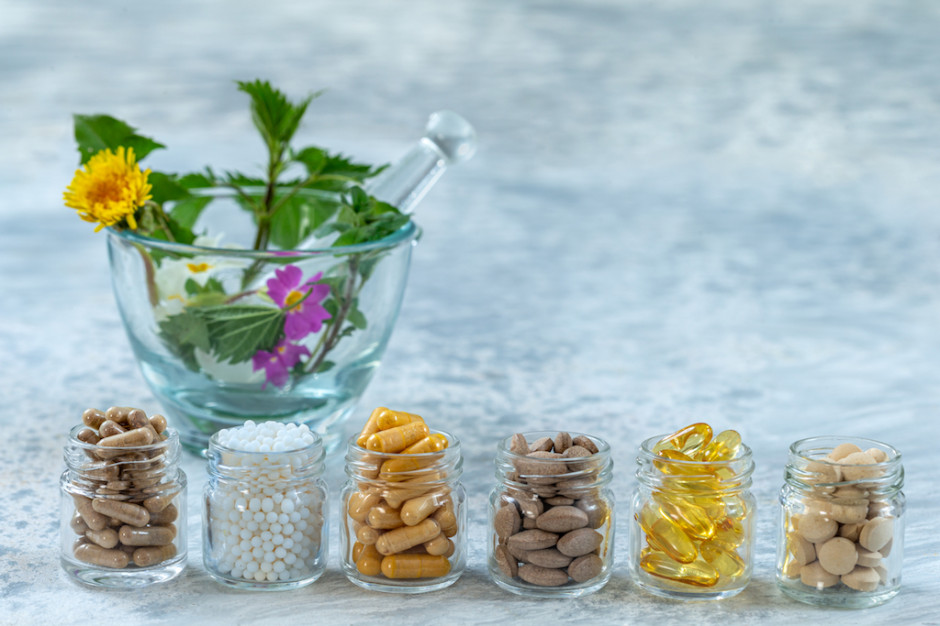 W suplementach diety kondycjonujących skórę, włosy i paznokcie występują także roślinne składniki jako substancje czynne Fot. Shutterstock Czy tzw. tabletki urody naprawdę działają? Zbadały to doktorantki SUM