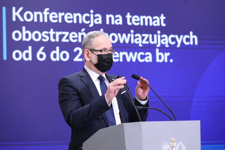 Od 6 do 25 czerwca zostaje przedłużony obowiązujący reżim sanitarny/ Foto: PAP/Tomasz Gzell Obostrzenia. Wiadomo co znajdzie się w projekcie zmian rozporządzenia