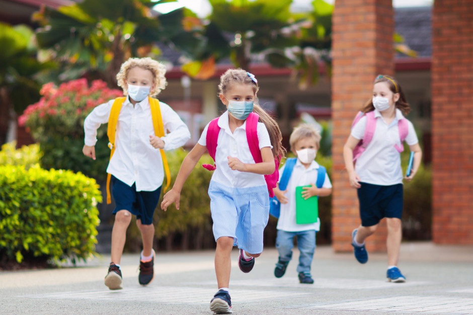 Już niedługo ruszą szczepienia polskich dzieci. Fot. Shutterstock Coraz więcej ciężkich przypadków Covid-19 u dzieci. "To bardziej zjadliwy wariant koronawirusa"