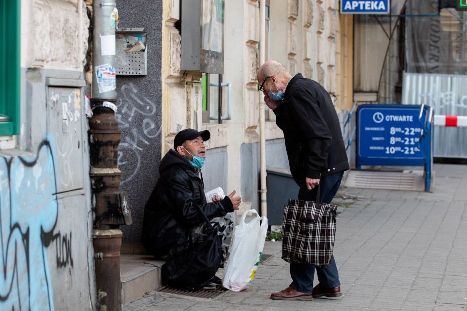 RPO wskazuje, że bezdomni są poza systemem szczepień/Fot. Shutterstock RPO alarmuje: bezdomni poza systemem szczepień przeciwko COVID-19. Jest apel do Ministra Zdrowia