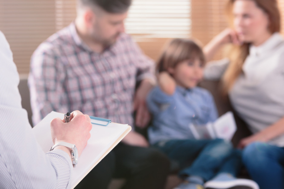 AOTMiT podała wycenę części świadczeń psychiatrii dziecięcej. Fot. Shutterstock Psychiatria dziecięca. AOTMiT podało wycenę dla części świadczeń. Dla niektórych wzrosty nawet do 40 proc.
