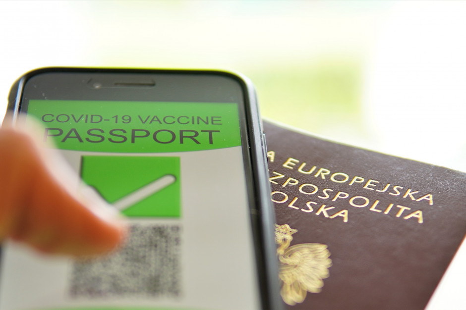 Paszport covidowy w Polsce jest dostępny od 1 czerwca/Fot. Shutterstock Paszport covidowy hitem wakacji. Polacy pobrali milion certyfikatów. Ułatwią wyjazdy i podróże po Europie