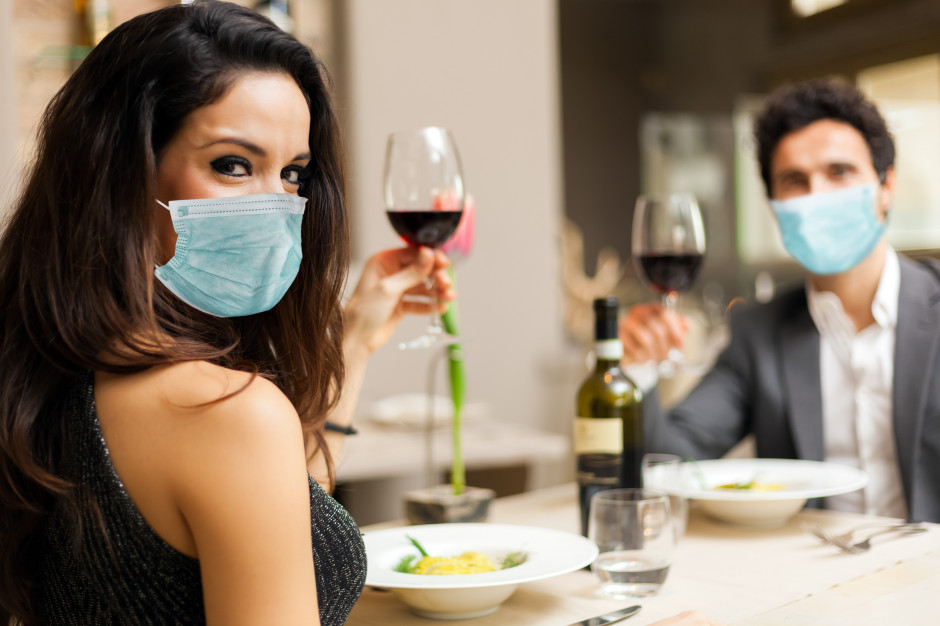 Szczepienia na COVID-19 a portale randkowe?/Fot. Shutterstock Opcja "zaszczepieni" na portalu randkowym. Usługę wprowadza 8 aplikacji. Są też bonusy za szczepienie przeciwko COVID-19