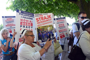 Pielęgniarki i położne protestowały w Szczecinie. "Dość pracy ponad ludzkie siły"
