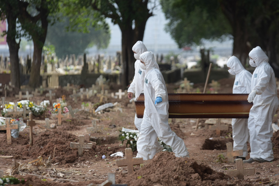 Pandemia koronawirus przebiega różnie w różnych miejscach na świecie/Fot. Shutterstock Szef WHO: rażące nierówności w dostępie do szczepień na COVID-19. "Wzywam G7 do dzielenia się szczepionkami"