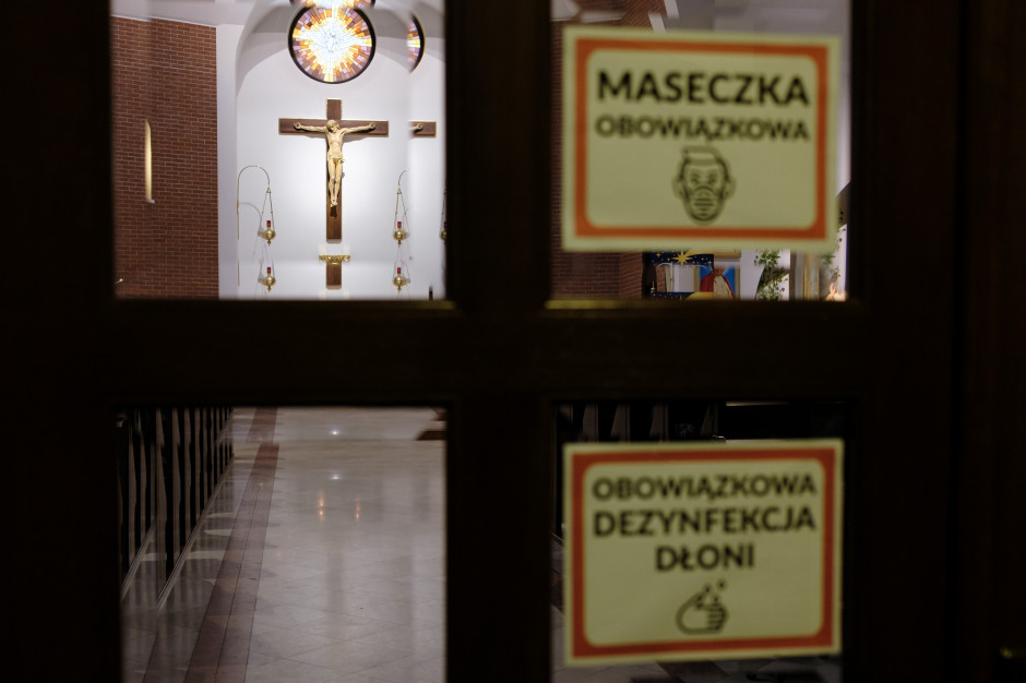 Obostrzenia covidowe w kościołach będą ograniczone - zapowiedział premier Mateusz Morawiecki. Fot. Shutterstock Obostrzenia w kościołach zostaną złagodzone. Jest decyzja. Mateusz Morawiecki opowiedział o szczegółach